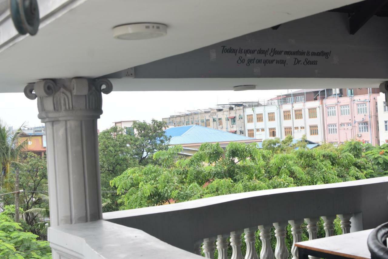 Celia Hostel Mandalay Extérieur photo